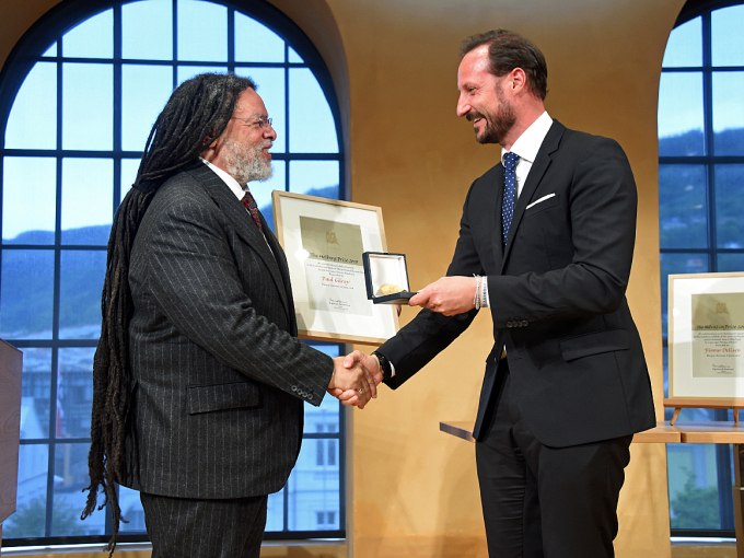 Kronprins Haakon overrakte Holbergprisen 2019 til professor Paul Gilroy. Foto: Sven Gj. Gjeruldsen, Det kongelige hoff
